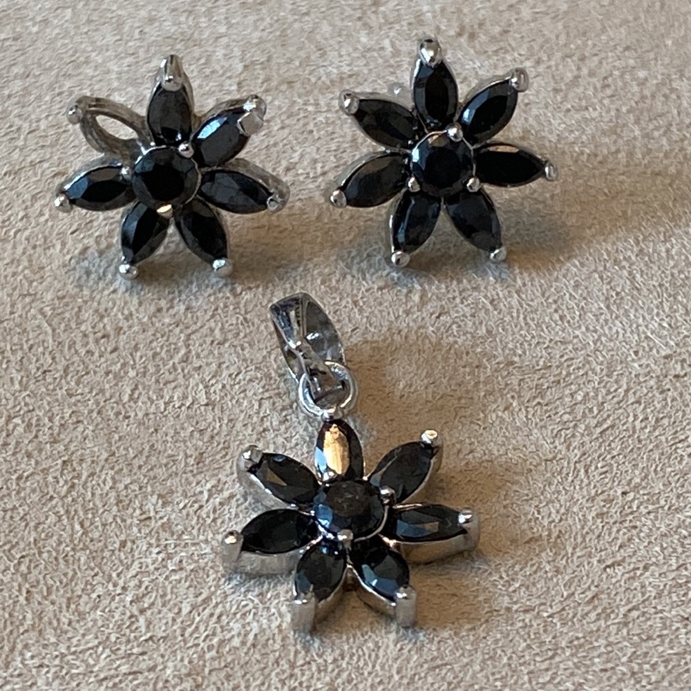 Black flower earrings and pendant set